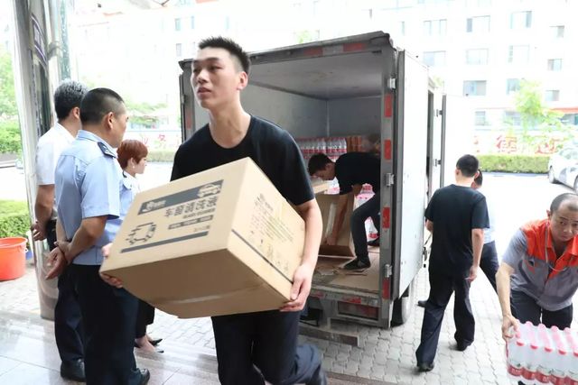 乾港慰問(wèn)一線干警 乾港慰問(wèn)一線干警